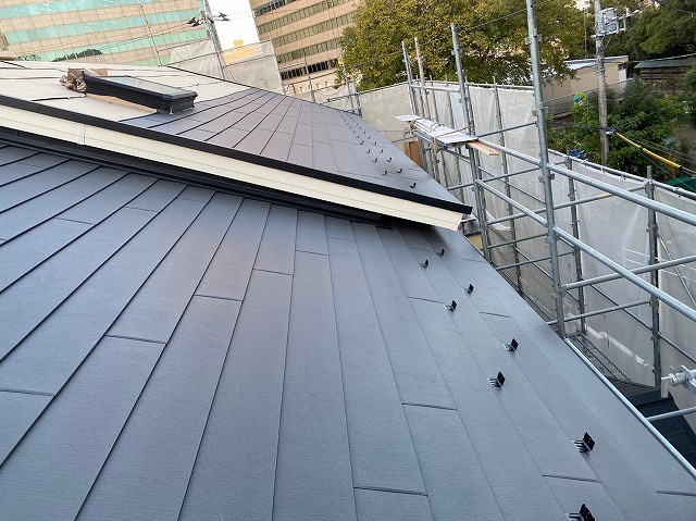 スレート屋根から横暖ルーフを使った屋根カバー工事を行いました！川口市屋根カバー工事　横暖ルーフαｓ　ニチハ　センタールーフ　スレートボロボロ　ガルバリウム鋼板　